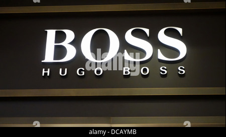 Logo HUGO BOSS Gros plan sur fond noir Banque D'Images