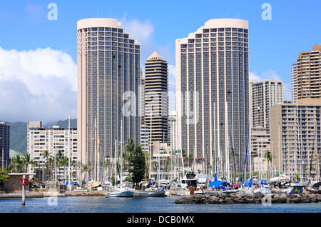 WAIKIKI, Hawaii, le 30 juillet, 2013. Une vue de l'Hawaii Prince Hotel Waikiki et Ala Wai Yacht Harbor, Honolulu, Oahu, Hawaii. Banque D'Images