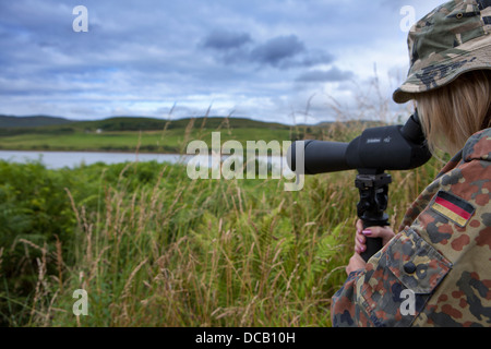 Observations d'oiseaux, observation de la faune observation. Ornithologue amateur féminin avec l'observation des oiseaux à Satran digiscope Carbost, sur l'île de Skye, Écosse, Royaume-Uni Banque D'Images
