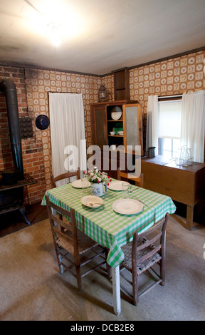 Cuisine dans les deux pièces shack où Elvis Presley est né et où il a vécu jusqu'à l'âge de 13 ans à Tupelo Mississippi USA Banque D'Images