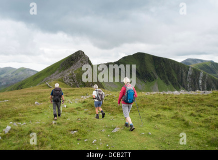 Les randonneurs randonnée sur Y Garn à marcher en direction de Mynydd Drws-y-coed sur Nantlle ridge à pied dans les montagnes de Snowdonia. Rhyd Ddu Nord du Pays de Galles UK Banque D'Images