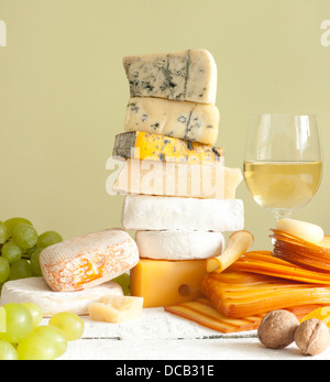 Pile de divers types de fromage avec du vin de raisins et noix Banque D'Images