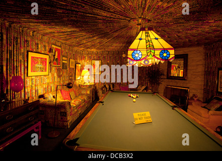 La table de billard dans la salle de jeux à Graceland le domicile d'Elvis Presley à Memphis Tennessee USA Banque D'Images