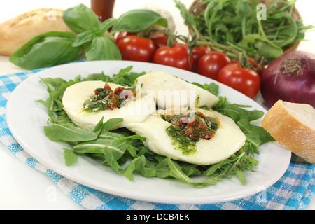 La mozzarella farcie sur une fusée in front of white background Banque D'Images