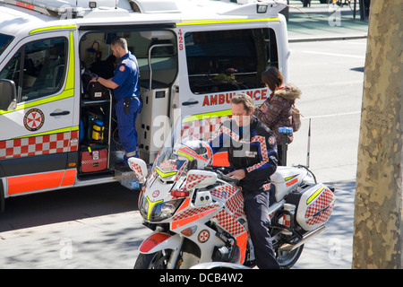 Service d'ambulance de la nouvelle-galles du Sud répondant à un appel d'urgence à sydney, australie Banque D'Images