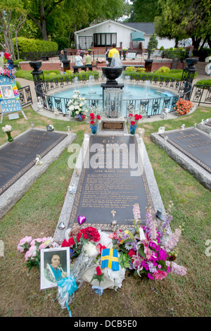 Le Jardin du souvenir avec les tombes d'Elvis Presley et de ses parents à Graceland à Memphis Banque D'Images