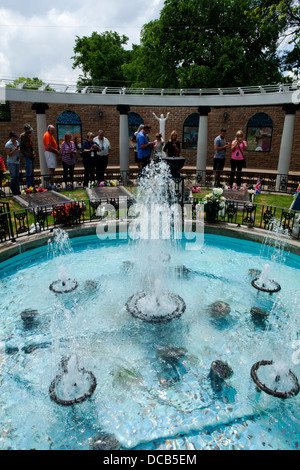 Le Jardin du souvenir avec les tombes d'Elvis Presley et de ses parents à Graceland à Memphis Banque D'Images