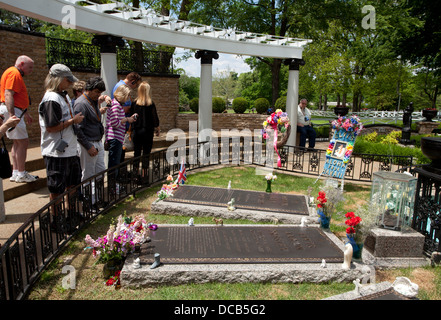 Le Jardin du souvenir avec les tombes d'Elvis Presley et ses parents Vernon et Gladys à Graceland à Memphis Banque D'Images