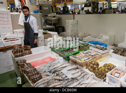 Poissonnier au marché de poissons de Billingsgate, Isle of Dogs, London, England, UK Banque D'Images