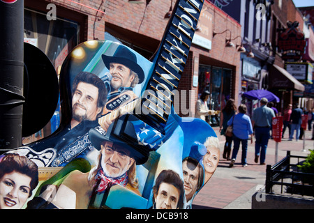 L'Honky Tonk Heroes peint sur un grand monument de la guitare sur Broadway à Nashville Tennessee USA Banque D'Images