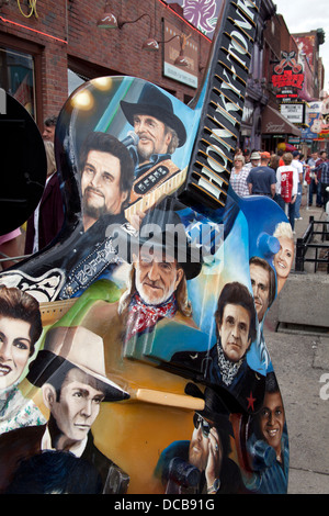 L'Honky Tonk Heroes peint sur un grand monument de la guitare sur Broadway à Nashville Tennessee USA Banque D'Images