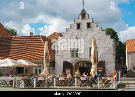 Vaekoda pub restaurant terrasse dans l'ancien bâtiment de la chambre de pesée de la ville de Kuressaare Estonie Europe du nord de l'île de Saaremaa Banque D'Images