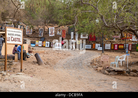 Les artistes exposent leurs travaux le long de la rue du Castel, menant à l'apogée de l'île. L'île de Gorée, au Sénégal. Banque D'Images