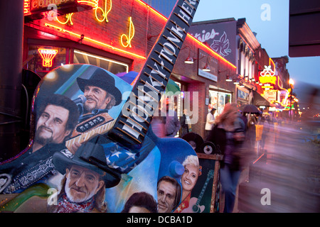 L'Honky Tonk Heroes peint sur un grand monument de la guitare sur Broadway à Nashville Tennessee USA Banque D'Images