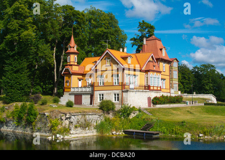 Les bâtiments en bois dans Lossipark le parc du château de la ville de Kuressaare Estonie Europe du nord de l'île de Saaremaa Banque D'Images