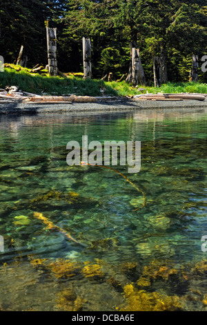 SGang Gwaay Island Le parc national Gwaii Haanas poteaux mortuaires Haida Gwaii Queen Charlotte Islands British Columbia Canada Banque D'Images