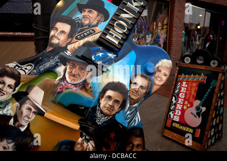 L'Honky Tonk Heroes peint sur un grand monument de la guitare sur Broadway à Nashville Tennessee USA Banque D'Images