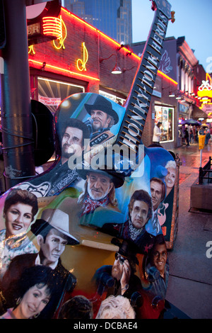 L'Honky Tonk Heroes peint sur un grand monument de la guitare sur Broadway à Nashville Tennessee USA Banque D'Images