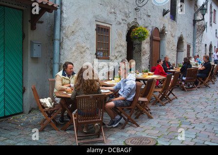 Terrasse de restaurant Katariina Käik St Catherines alley Passage la vieille ville de Tallinn en Estonie les Pays Baltes Europe Banque D'Images