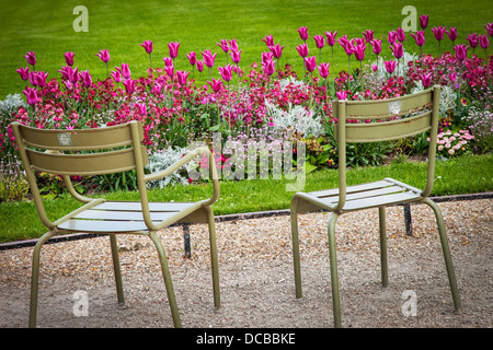 Deux chaises dans le Jardin du Luxembourg, Paris France Banque D'Images