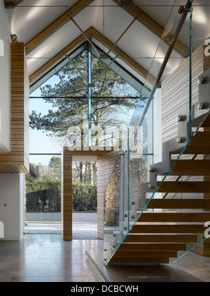 Hall d'entrée double hauteur en verre en showhome, Highfield, Prestbury, Cheshire, Royaume-Uni. Banque D'Images