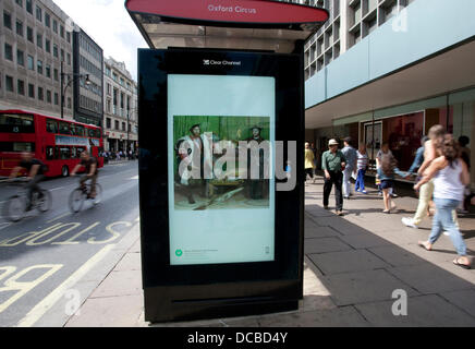 London 14/08/13 : Les visiteurs de la section de John Lewis Oxford Street peuvent profiter d'une fine art diaporama avec la permission de l'actuel projet d'art partout. Un abri bus à l'extérieur du magasin a un diaporama d'affiches avec des artistes aussi divers que Tracey Emin et Holbein le Jeune. Crédit : Jeffrey Blackler/Alamy Live News Banque D'Images