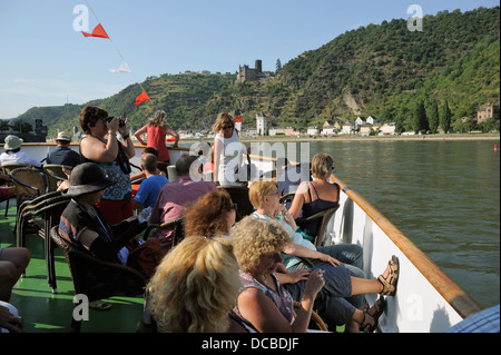 Les touristes sur un bateau de croisière de la vallée du Rhin avec château Katz dans l'arrière-plan Banque D'Images