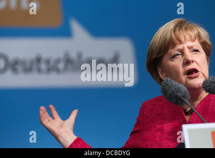 Hanau, Allemagne. 14Th Aug 2013. La chancelière allemande, Angela Merkel (CDU) parle au cours d'une campagne électorale, cas de la CDU de Hesse sur la place du marché de Hanau, Allemagne, 14 août 2013. Allemagne est titulaire d'élections fédérales le 22 septembre 2013. Photo : FRANK RUMPENHORST/dpa/Alamy Live News Banque D'Images