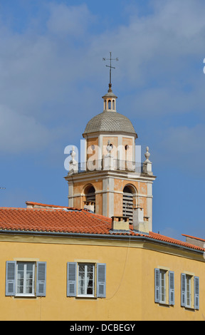 La façade de l'immeuble ancien avec la tour de la cathédrale en arrière-plan, Ajaccio, Corse, France Banque D'Images