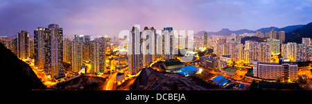 Appartements de Hong Kong la nuit, sous le Lion Rock Hill. Banque D'Images