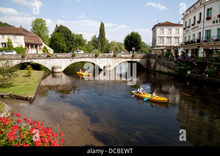 Dordogne France ; canot sur la rivière en été, Dronne à Brantome, Dordogne, France Europe Banque D'Images