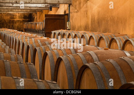 Les tonneaux de vin en bois utilisé pour le vin à l'âge Gitton et fils dans la région de Sancerre. Banque D'Images