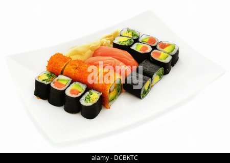 Sushi avec poissons, caviar, avocat, concombre et oeuf. Banque D'Images