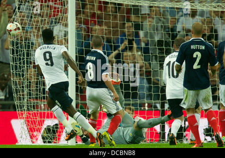 Londres, Royaume-Uni. 14Th Aug 2013. L'Angleterre Danny Welbeck scores pour le rendre 2-2 lors du match international entre l'Angleterre et l'Écosse, du stade de Wembley, Londres. Credit : Action Plus Sport/Alamy Live News Banque D'Images