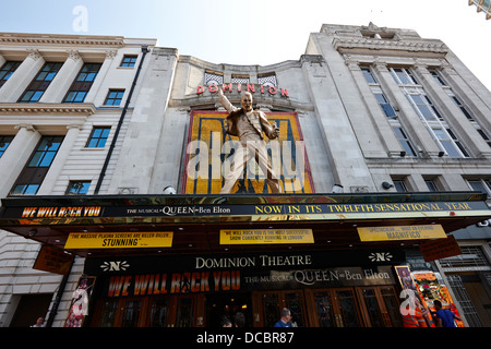 Le dominion theatre avec we will rock you statue de Freddie Mercury London England UK Banque D'Images