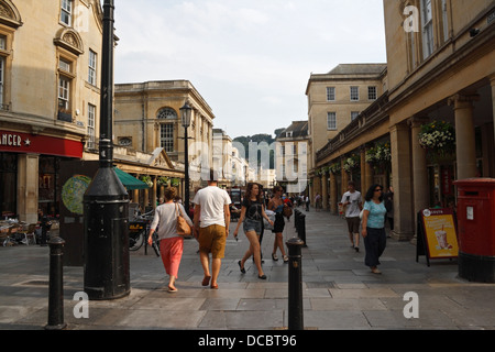 Amateurs de shopping touristes marchant dans le centre-ville de Bath, Angleterre Royaume-Uni, quartier anglais du centre-ville Banque D'Images