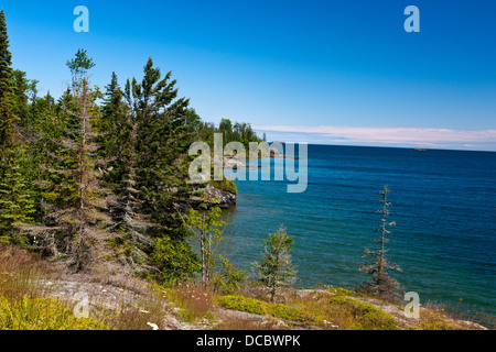 Voir Rock Harbor et le lac Supérieur à partir du sentier Memorial Stoll, Isle Royale National Park, Michigan, United States of America Banque D'Images