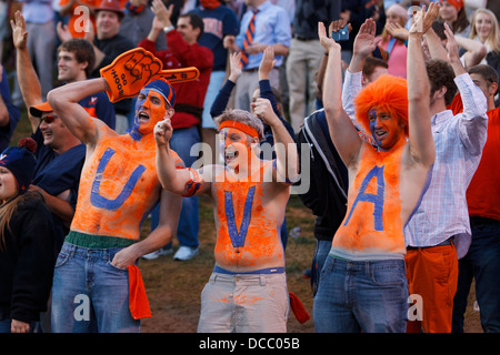 Virginia cavaliers portant des corps dans la peinture s'oppose à la North Carolina State Wolfpack au cours du troisième trimestre à Scott Banque D'Images