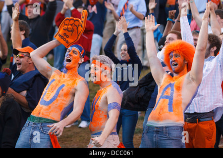 Virginia cavaliers portant des corps dans la peinture s'oppose à la North Carolina State Wolfpack au cours du troisième trimestre à Scott Banque D'Images