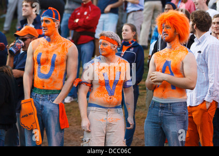 Virginia cavaliers portant des corps dans la peinture s'oppose à la North Carolina State Wolfpack au cours du troisième trimestre à Scott Banque D'Images