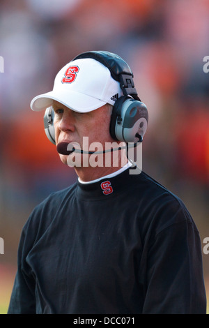 North Carolina State Wolfpack entraîneur-chef Tom O'Brien à l'écart contre le Virginia Cavaliers au cours du troisième trimestre à Banque D'Images