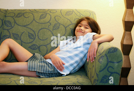 Little girl relaxing on couch Banque D'Images