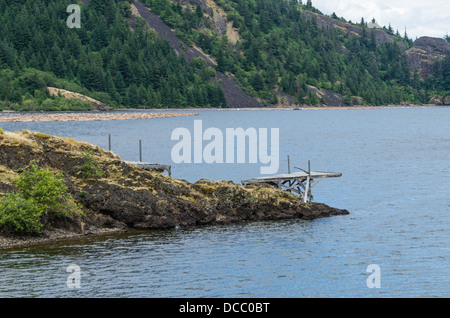 Cuire de Washington. Peu de saumon blanc National Fish Hatchery Native American plates-formes de pêche sur le lac Drano Banque D'Images