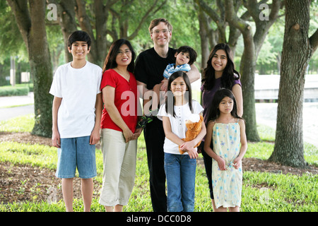 Grande famille de sept multiraciale Banque D'Images