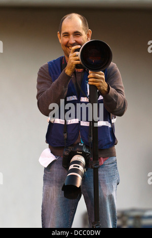 Oct 22, 2011 ; Charlottesville VA, USA ; Photographe Andrew Shurtleff regarde de derrière sa caméra pendant le troisième trimestre à Scott Stadium. North Carolina State a battu Virginia 28-14. Banque D'Images
