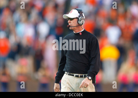 North Carolina State Wolfpack entraîneur-chef Tom O'Brien à l'écart contre le Virginia Cavaliers au cours du troisième trimestre à Banque D'Images