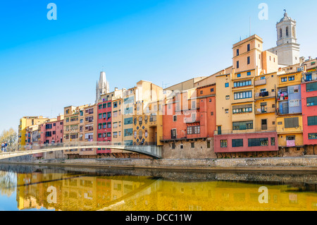 Girona, Espagne - 31 mars 2012 : la vieille ville de Gérone. Le Girona Pont sur la rivière Onyar, à Gérone, Espagne. Banque D'Images