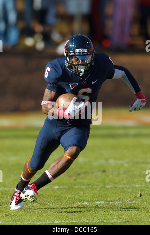 Virginia Cavaliers wide receiver Darius Jennings (6) se précipite sur le terrain jusqu'à l'encontre de la North Carolina State Wolfpack pendant la première Banque D'Images