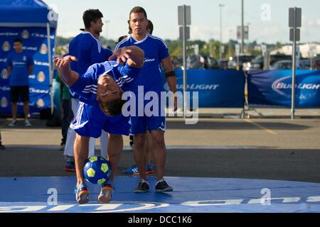 East Rutherford, New Jersey, USA. 14Th Aug 2013. 14 août 2013 : un acrobate retourne en arrière avec le ballon entre ses jambes pendant le match amical entre le Mexique et la Côte d'Ivoire au stade de la métropolitaine, East Rutherford, NEW JERSEY © csm/Alamy Live News Banque D'Images