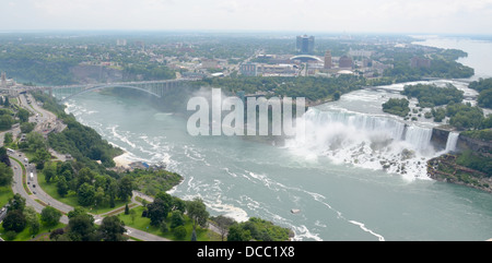 NIAGARA FALLS - 6 juillet : pont en arc-en-ciel, montré ici près des chutes américaines le 6 juillet 2013. Banque D'Images